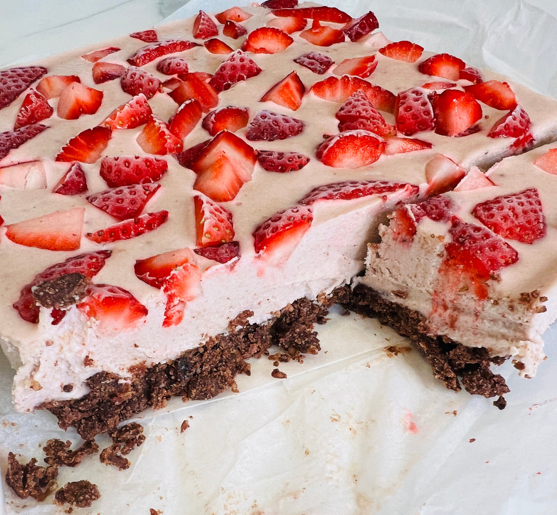 High-protein chocolate strawberry cheesecake brownies – no baking required