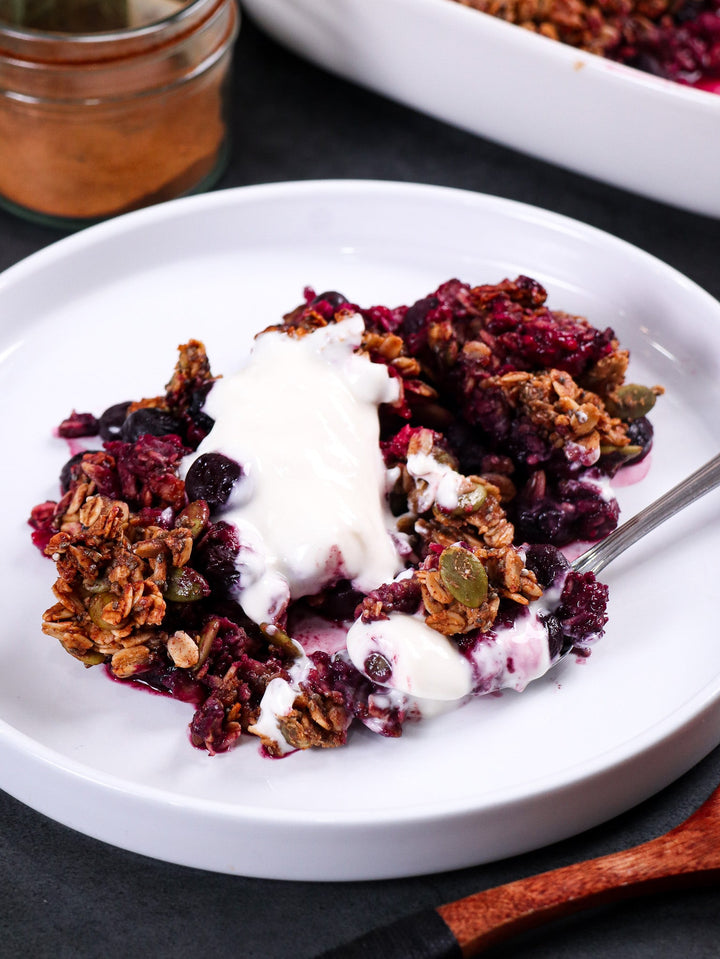 High-protein berry breakfast crumble - a nourishing breakfast for stress and healthy cortisol
