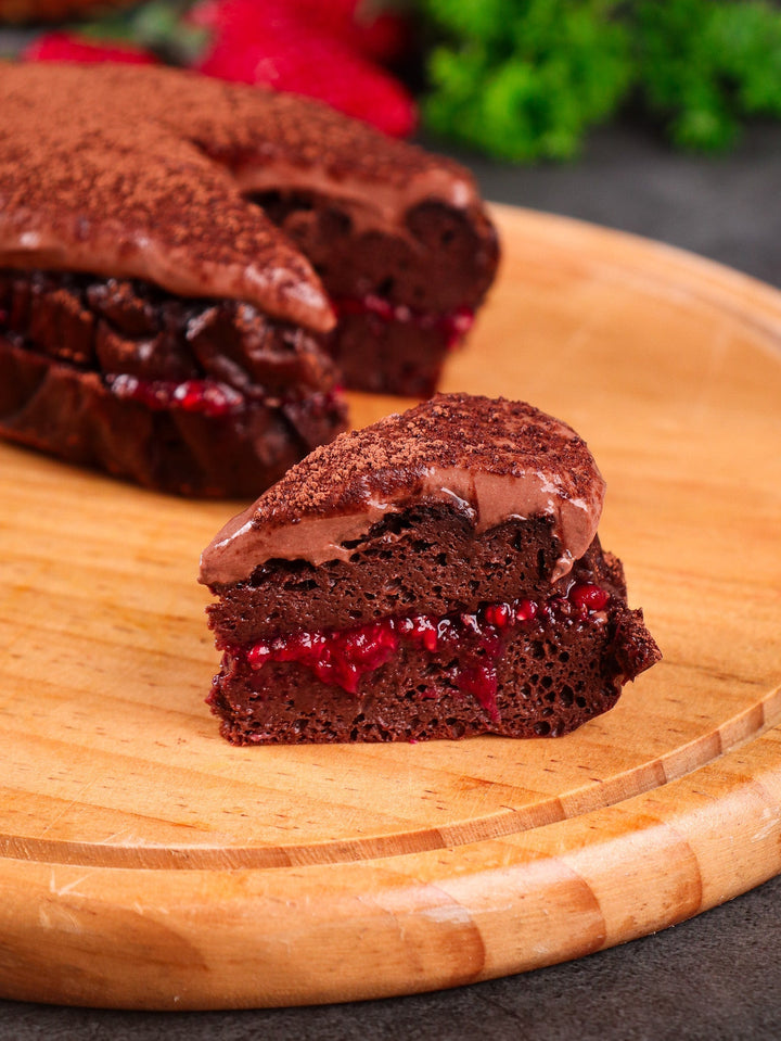 Delicious chocolate cake with raspberry sauce
